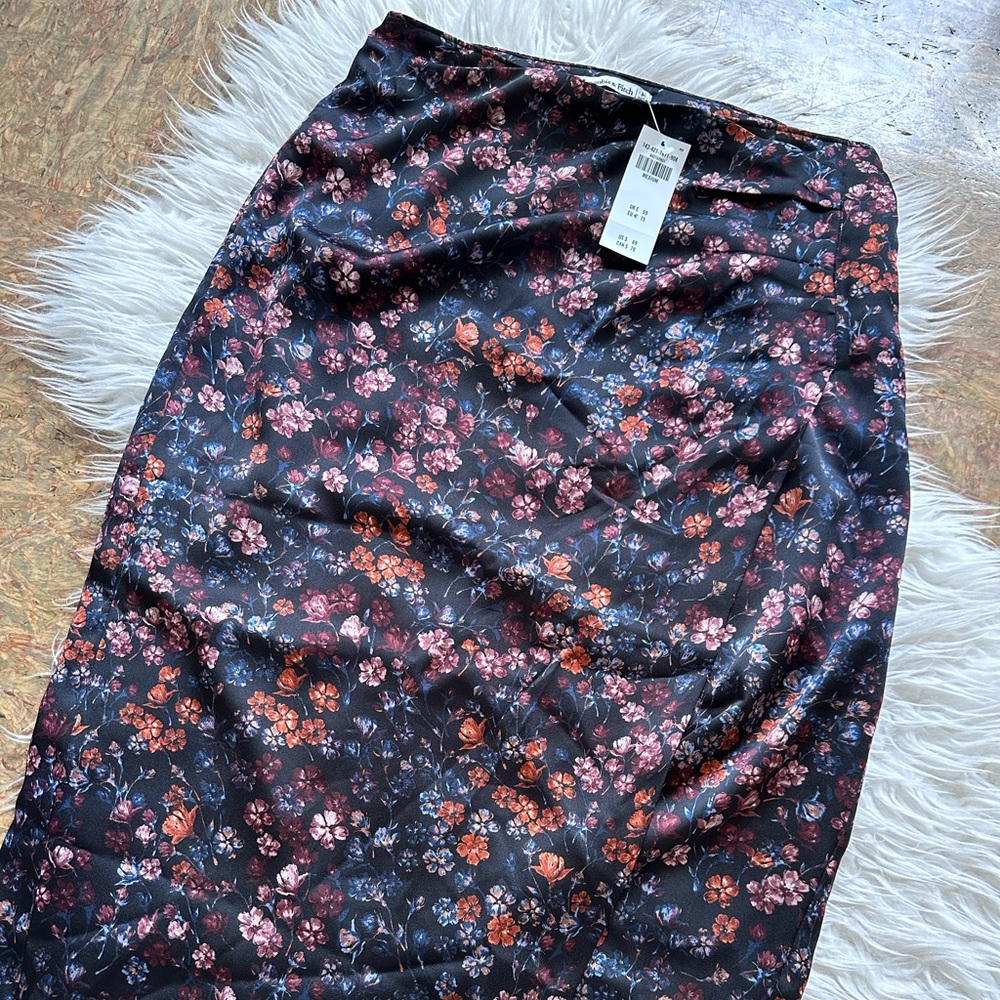 Abercrombie Women's Satin Ruched High Slit Midi Skirt Black Floral Size M